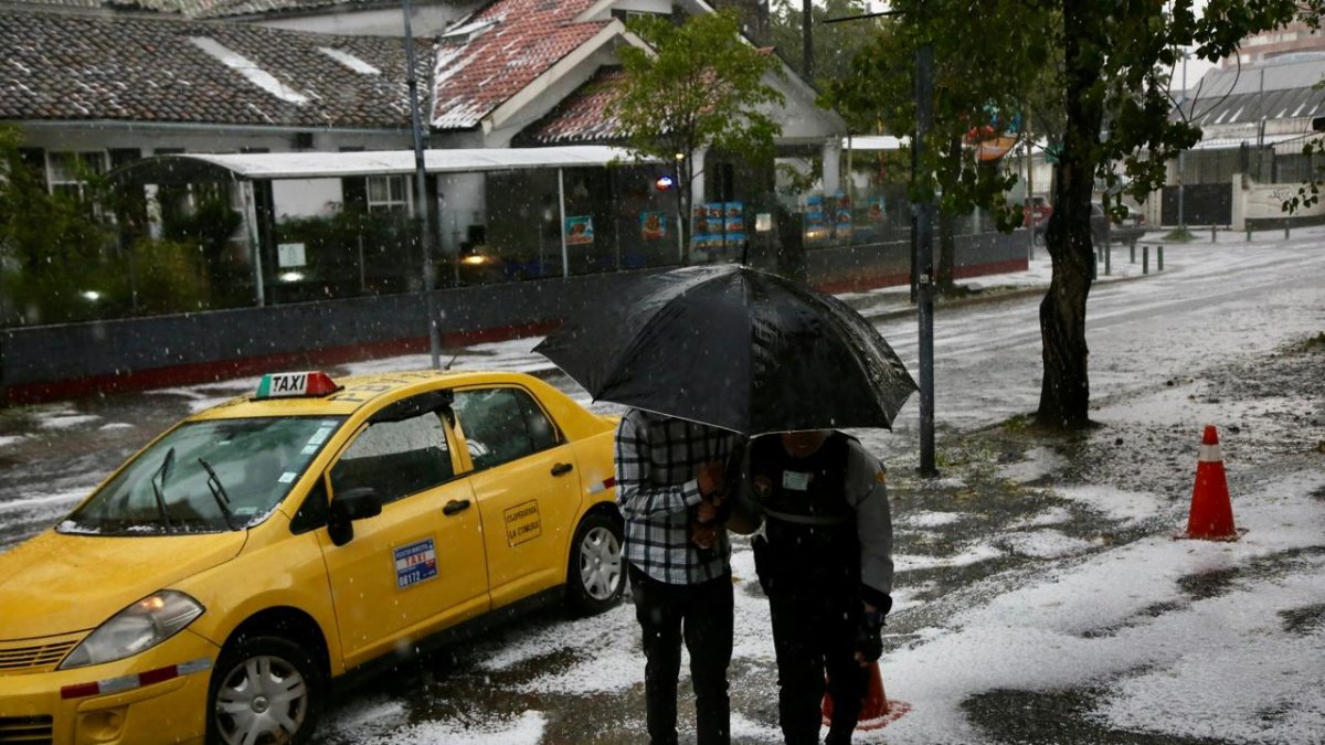 La tarde de este 21 de noviembre se registra una intensa lluvia en Quito.
