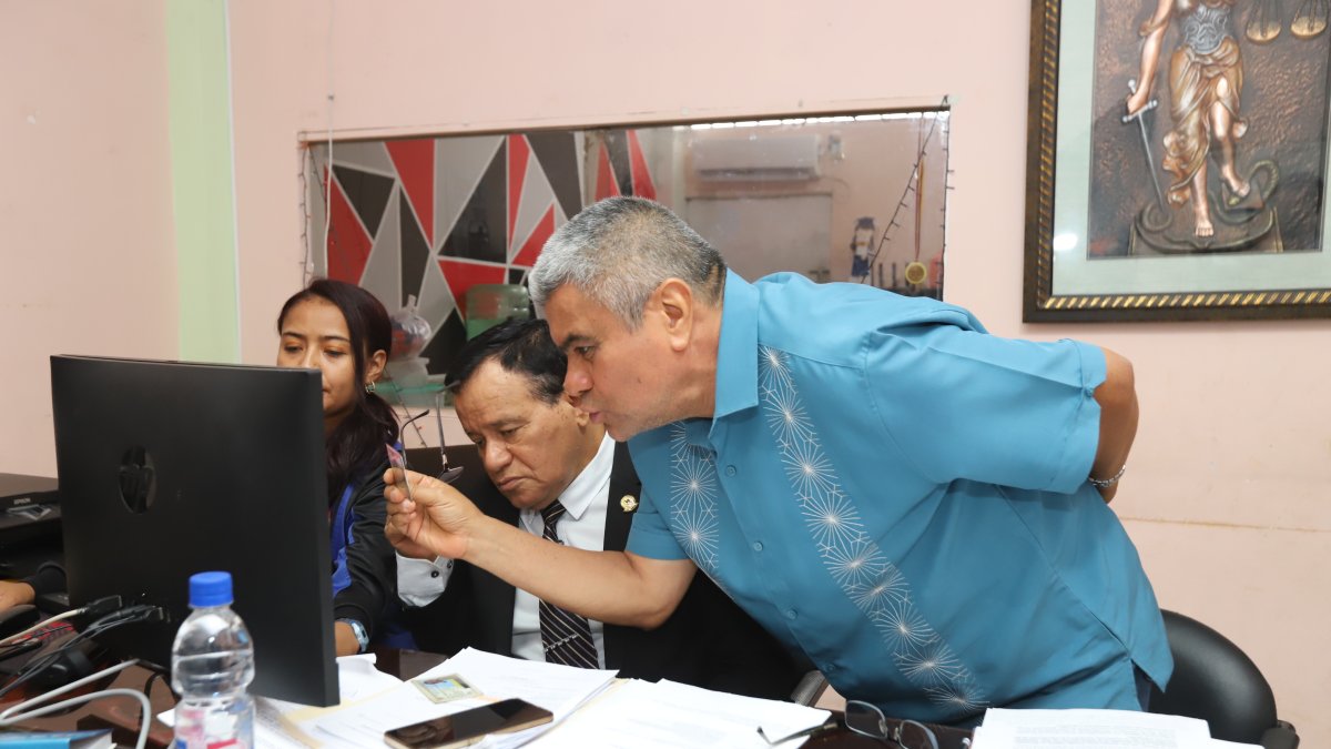 Harry Valarezo, adulto mayor, participa en la primera audiencia por la acción de protección por el atraso en la devolución del IVA.