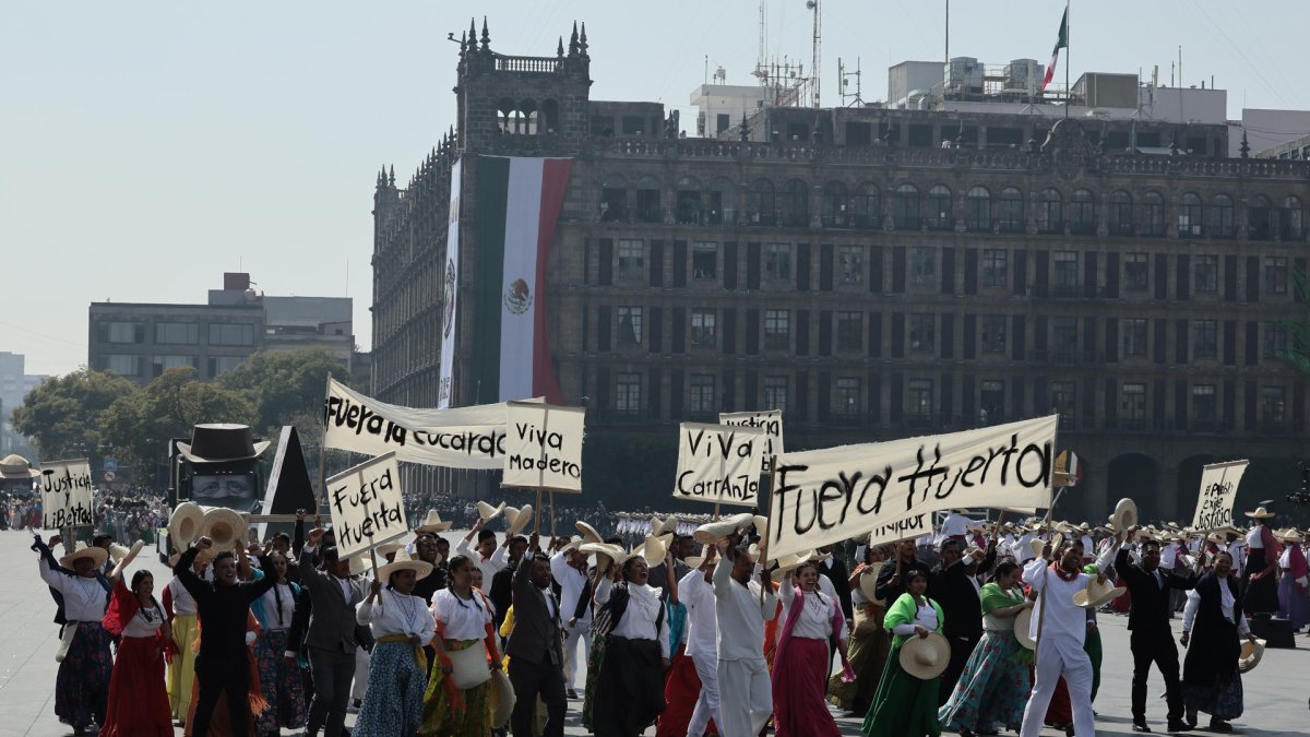 Artistas participan en el desfile por el 115 Aniversario del inicio de la Revolución Mexicana este jueves, en la Ciudad de México (México).