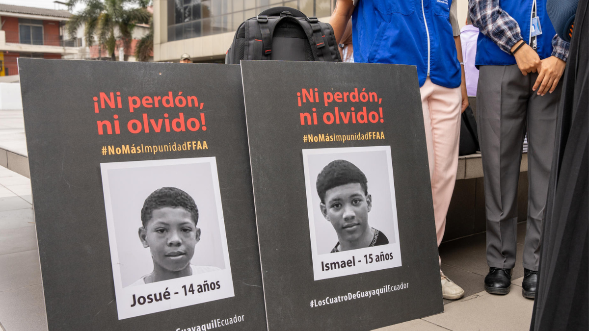 Fotografía de archivo que muestra carteles con la imagen de menores detenidos de forma irregular en Guayaquil y hallados días después asesinados