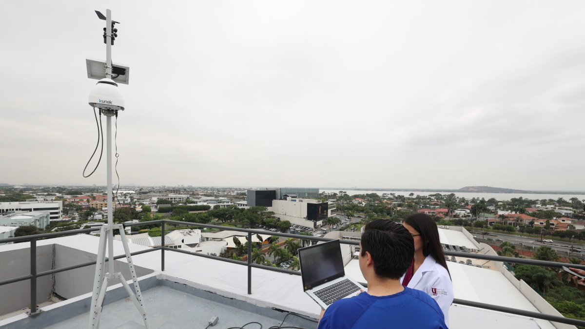 La UEES instaló el dispositivo Kunak en la terraza de su edificio de parqueo, en La Puntilla.