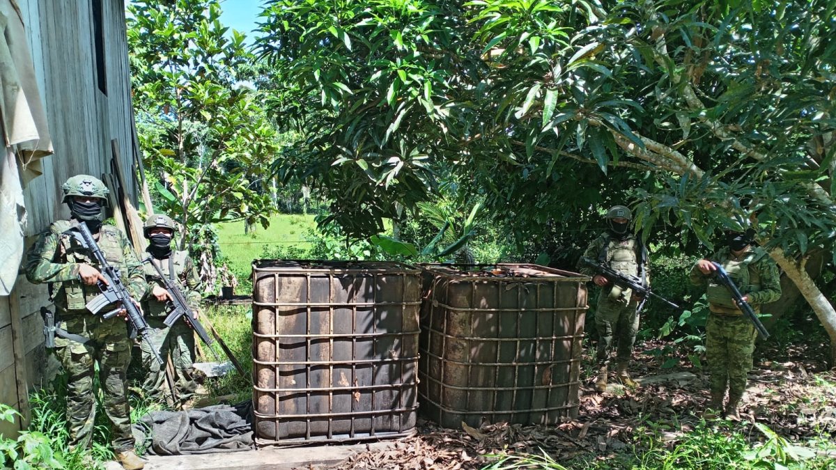 FF. AA. hallan en Pacayacu una vivienda usada como centro clandestino de acopio de crudo y combustibles.