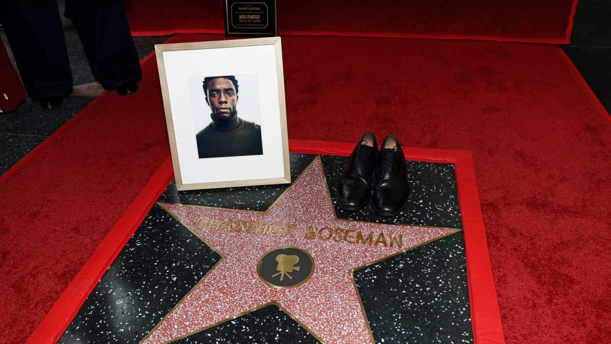 Fotografía y calzado de Chadwick Boseman en el Paseo de la Fama.