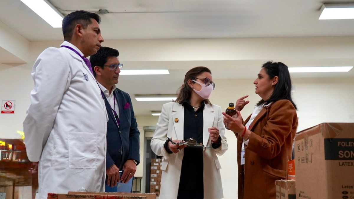 Entregan medicamentos esenciales al Hospital Eugenio Espejo en Quito.