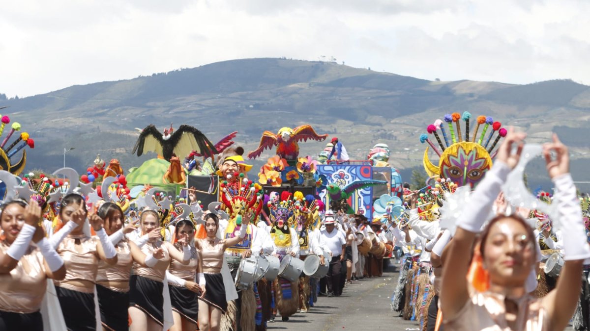 Bastoneras, bandas de paz y carros alegóricos animaron el Desfile de la Confraternidad en el norte de Quito.