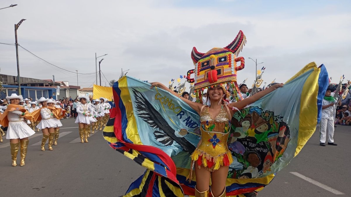 Trajes. Los estudiantes lucen atuendos que resaltan la interculturalidad.