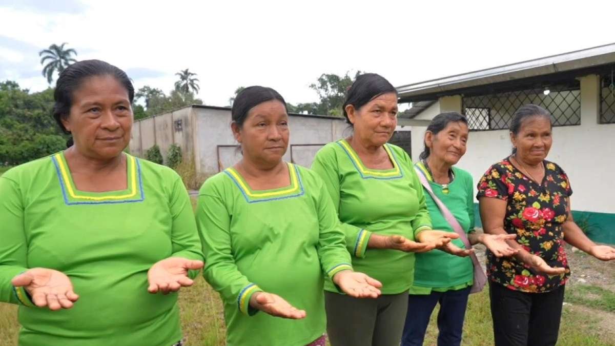 Labor. Las parteras reciben al bebé de manera experta y ancestral.
