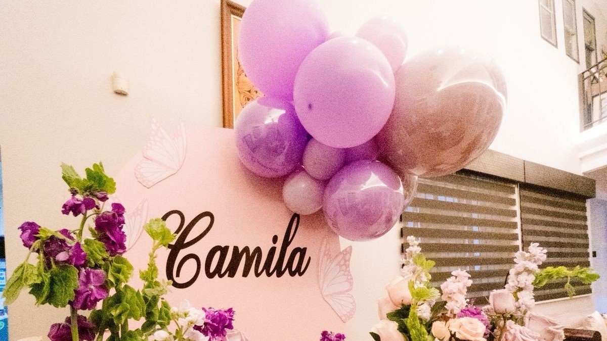 La familia de Camila celebra su onomástico 24 con flores y emotivos mensajes.