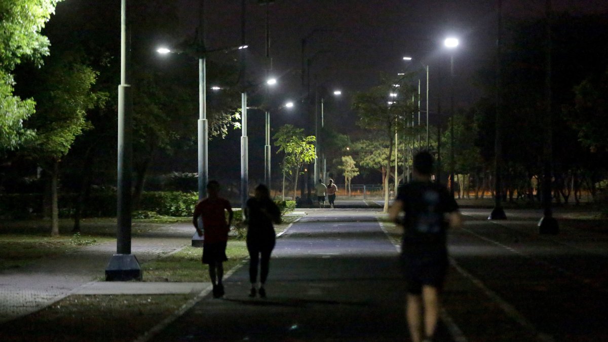 PARQUE SAMANES A MEDIA LUZ. PERIODISTA: JOSUE ANDRADE. AG-EXTERNOS.