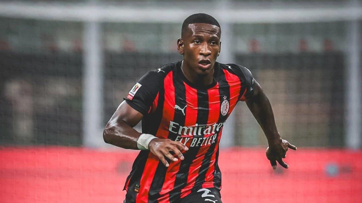Pervis Estupiñán, a pesar de la lesión que lo dejó fuera varios partidos, es el titular como lateral izquierdo de AC Milan.