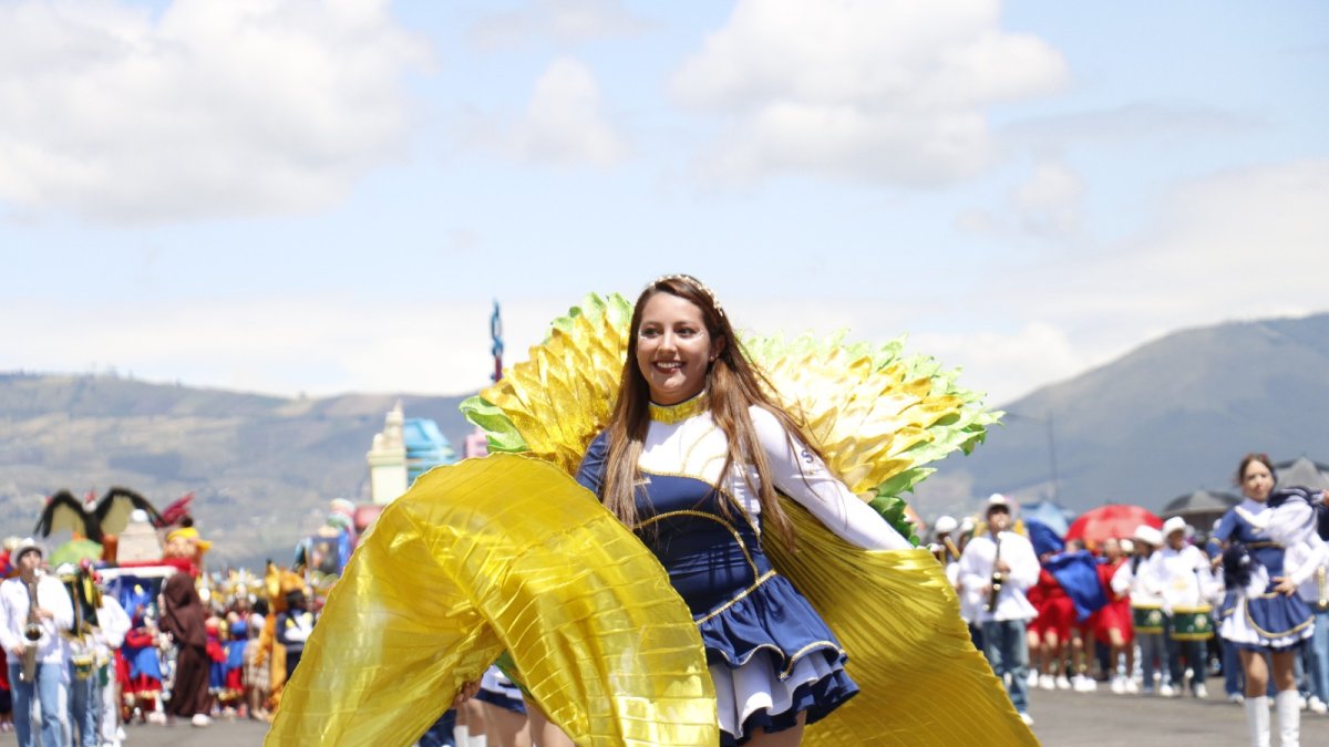 Bastoneras y comparsas llenaron de ritmo y color la pista del parque Bicentenario en el Desfile de la Confraternidad.