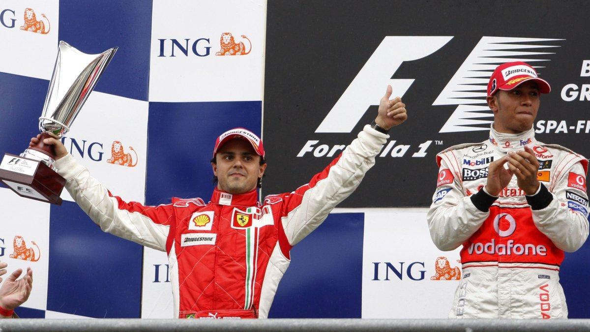 En 2008, el brasileño Felipe Massa (i), quien era piloto de Ferrari, perdió el Mundial de pilotos de la Fórmula 1 ante el inglés Lewis Hamilton (McLaren).