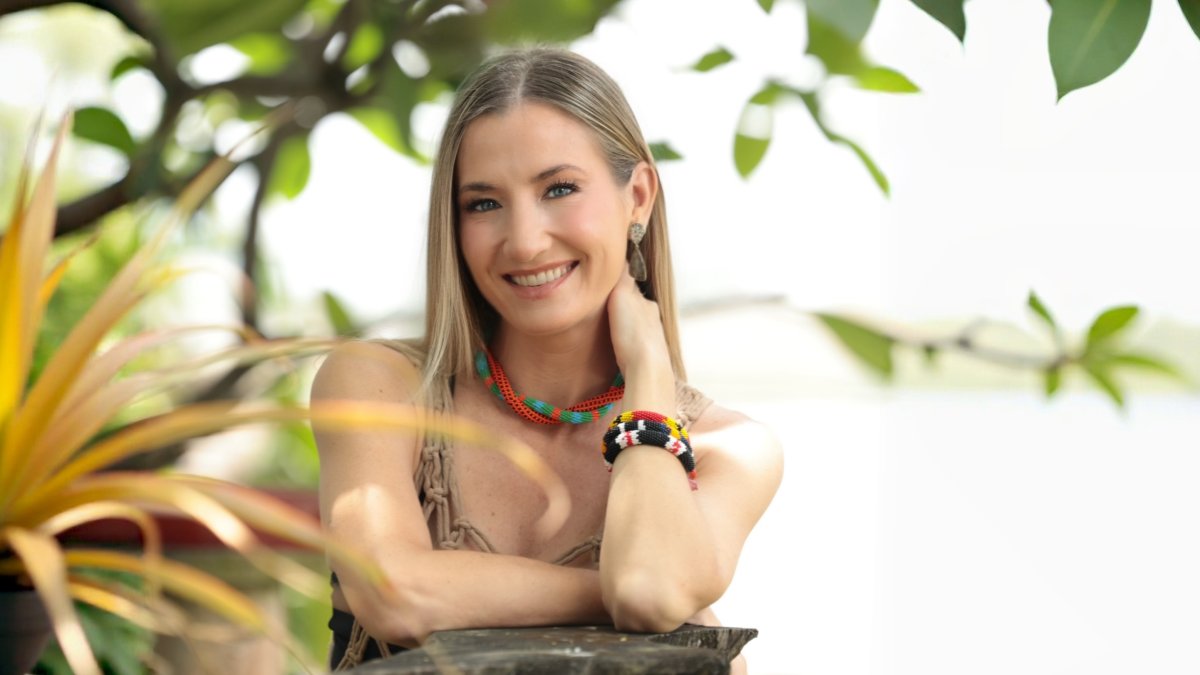 La diseñadora luciendo accesorios que llevan identidad.