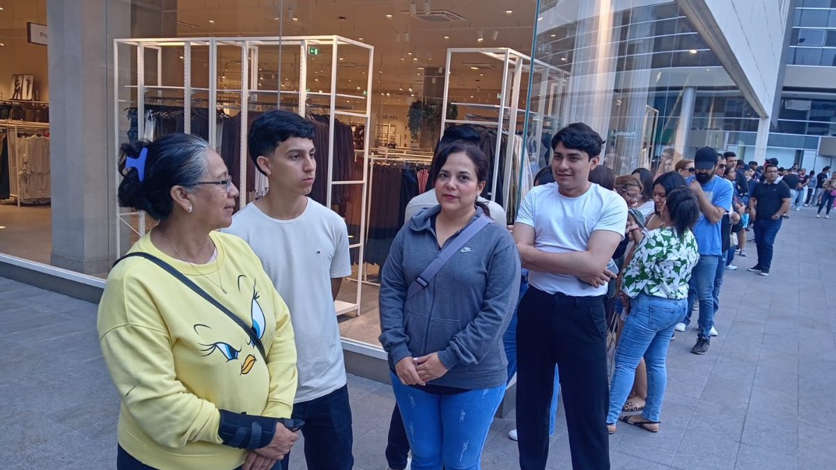 En la fila en el exterior del Mall de Sol se ve a Mónica Maldonado, quien al igual que cientos madrugaron para aprovechar las ofertas.