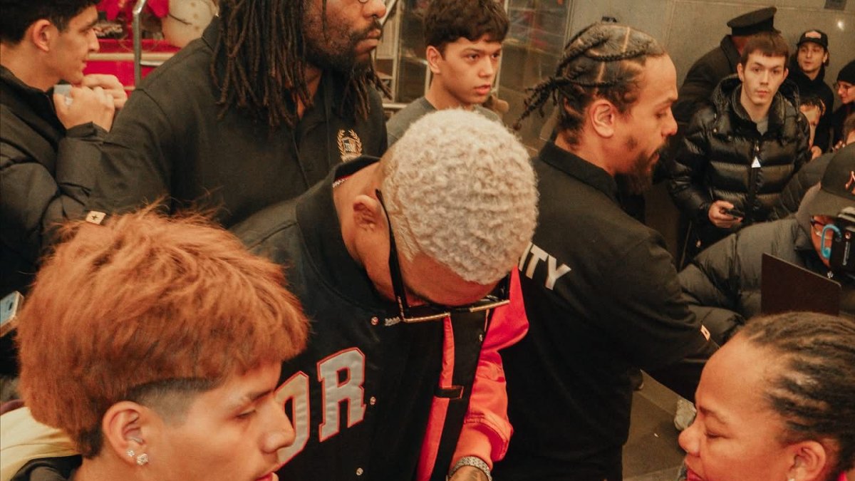 Katty Hurtado, la madre de Michael Morales, junto a un seguidor de la UFC.