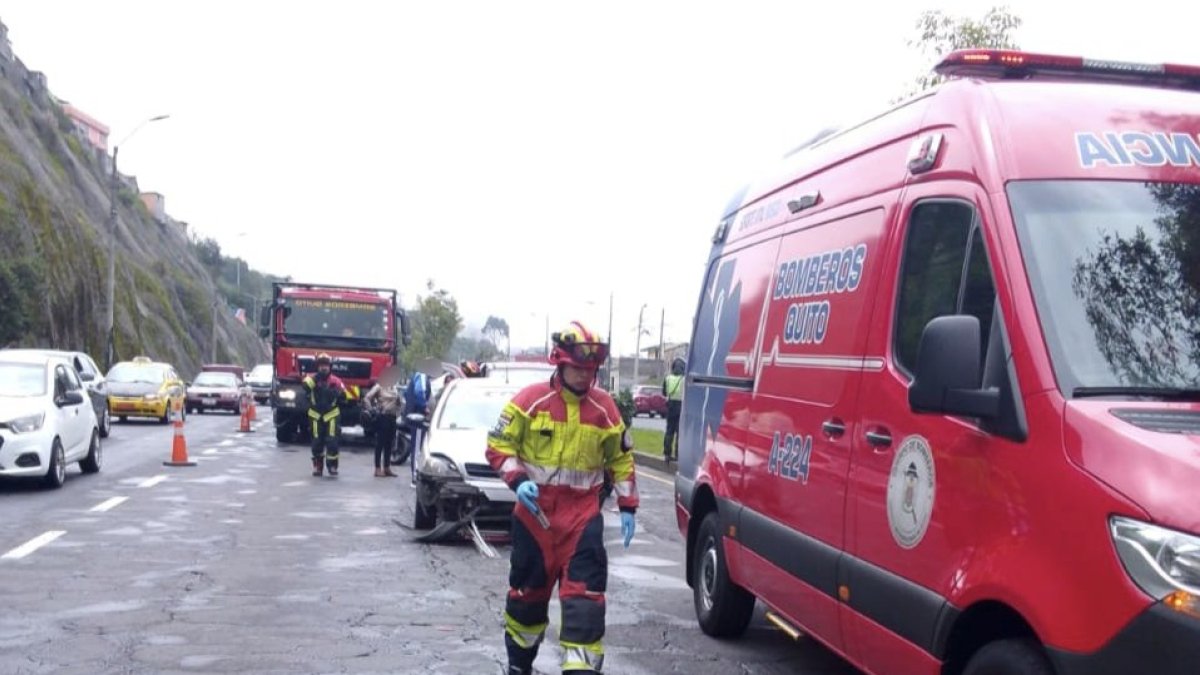 Bomberos de Quito atendieron a tres personas afectadas tras el choque múltiple en la Simón Bolívar.