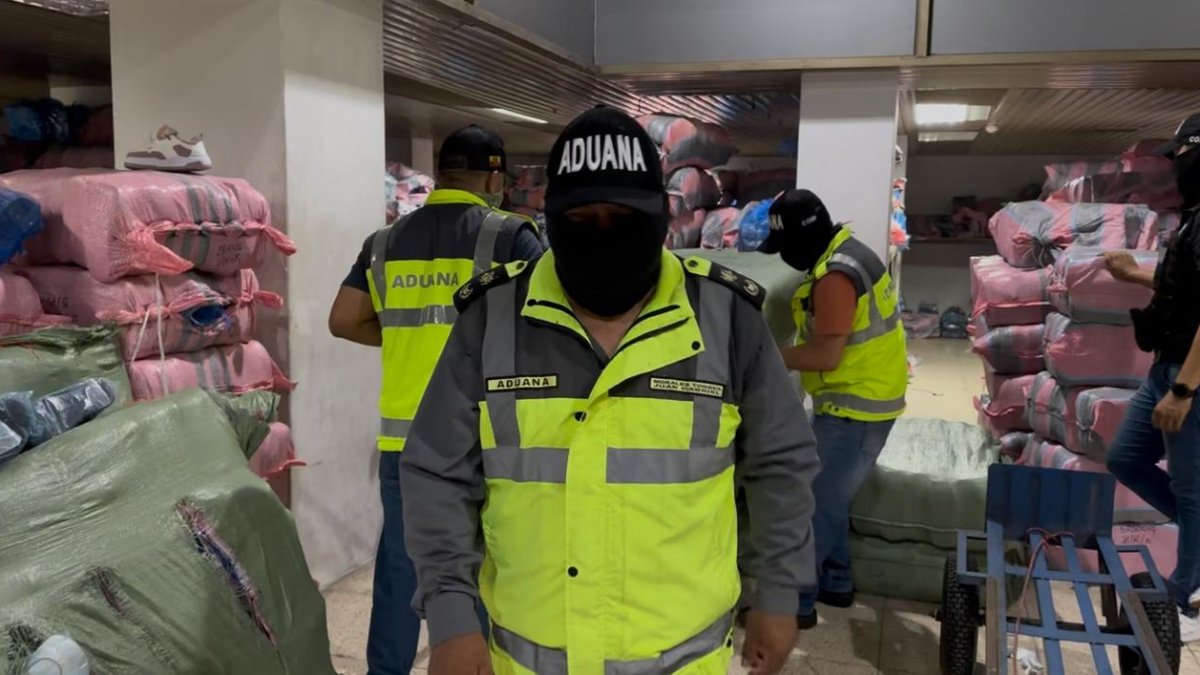 Agentes de la Aduana de Ecuador encuentran en una bodega zapatos sin respaldo legal.