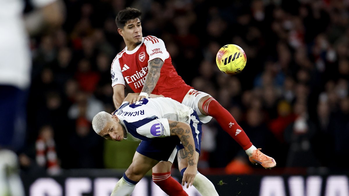 Piero Hincapié (detrás) destacó en la zaga central en la victoria de Arsenal contra Tottenham.