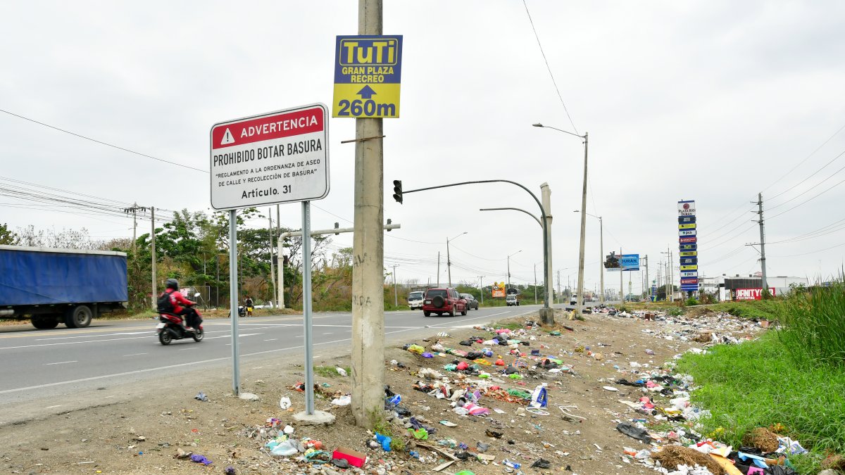 La ciudadanía también hace mala disposición de los desechos, pese a que hay letreros advierten no hacerlo.