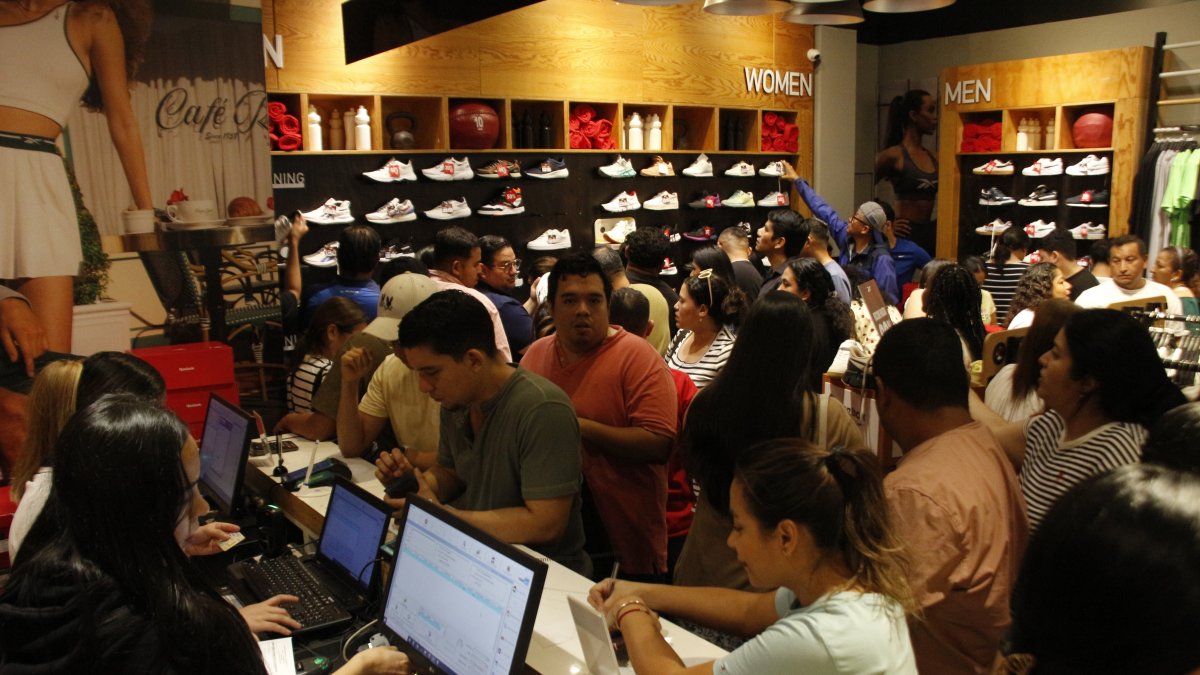 Las personas hicieron compras desde las 07:00 en el Mall de Sol, el domingo 23 de diciembre de 2025.