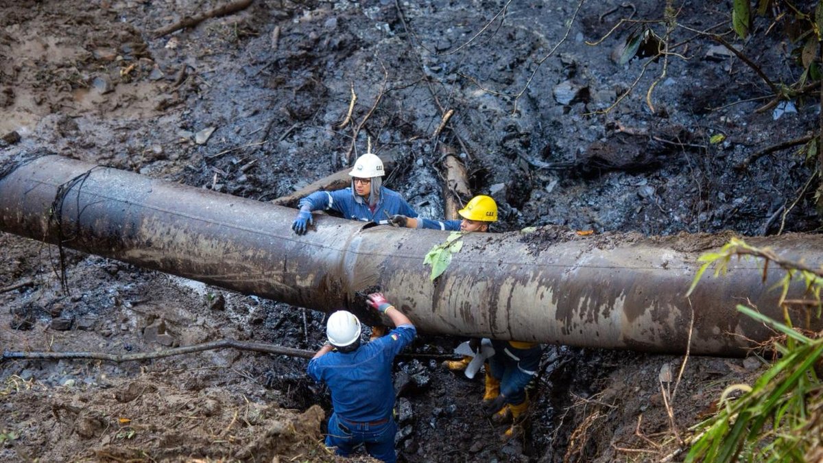 Trabajadores realizaron en el pasado labores de mantenimiento en el oleoducto.