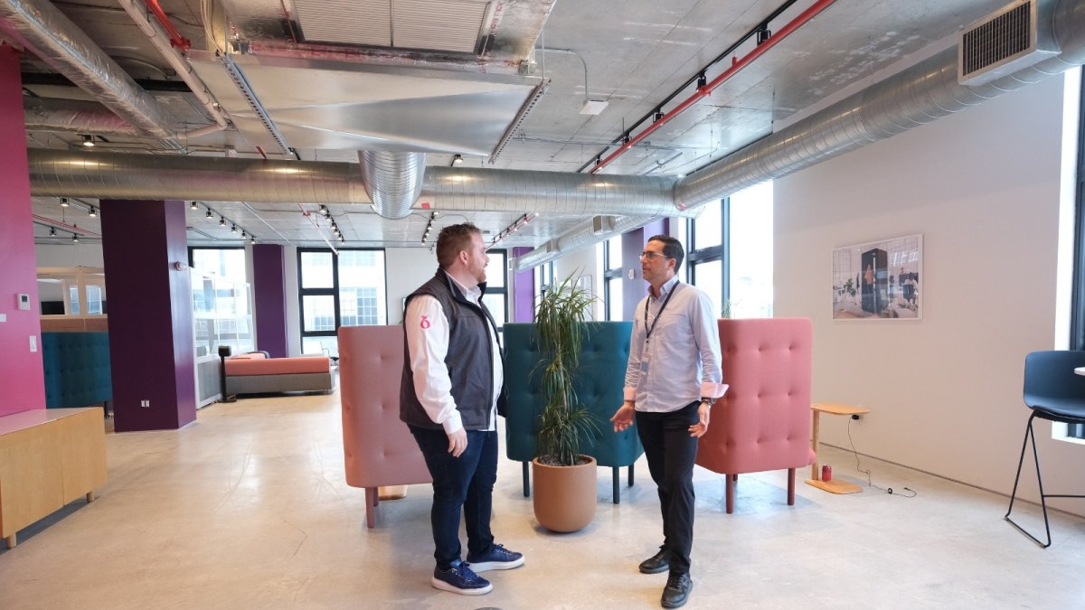 Visita. Ariel Domínguez, CEO de HealthBird, y Roberto Kury, exdirector CNT, en una visita a las oficinas en Miami.