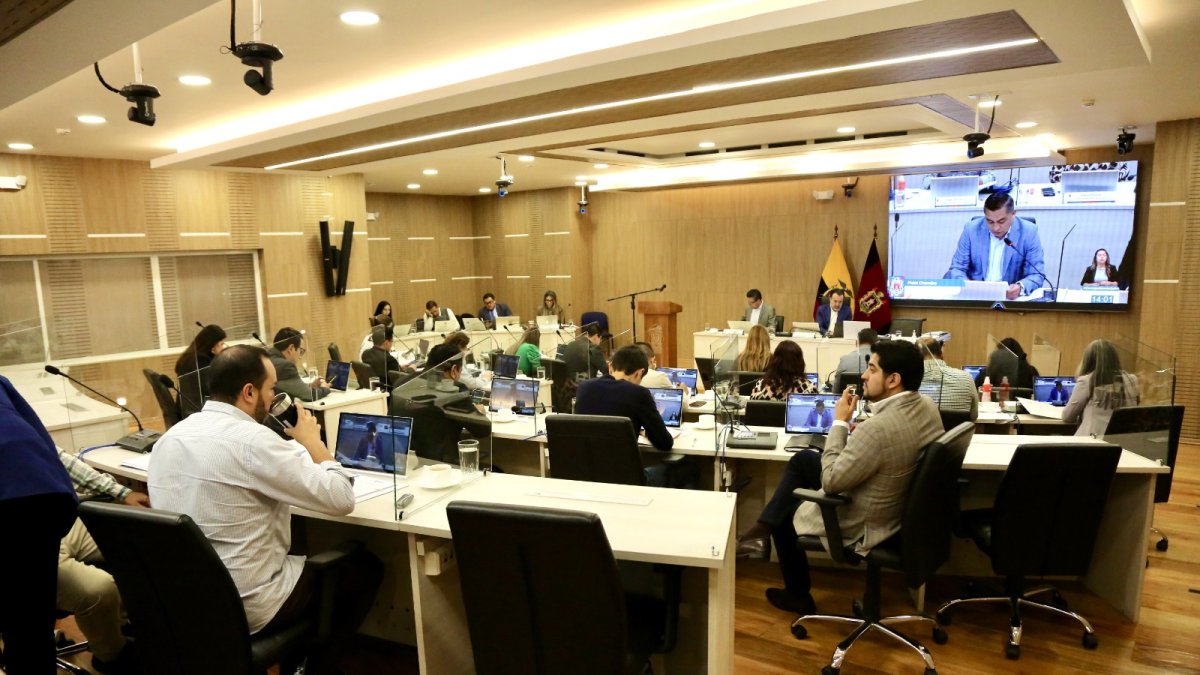 Reunión. En sesión extraordinaria, el pleno del Concejo conoció la proyeccción del presupuesto para 2026.