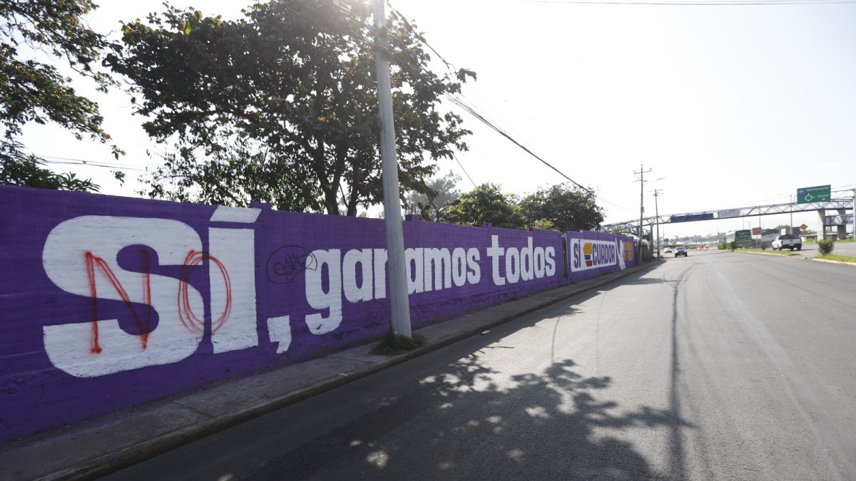 Situación. En Puembo, paredes  y muros están pintadas con propaganda electoral, generando molestia vecinal por la invasión del espacio público.