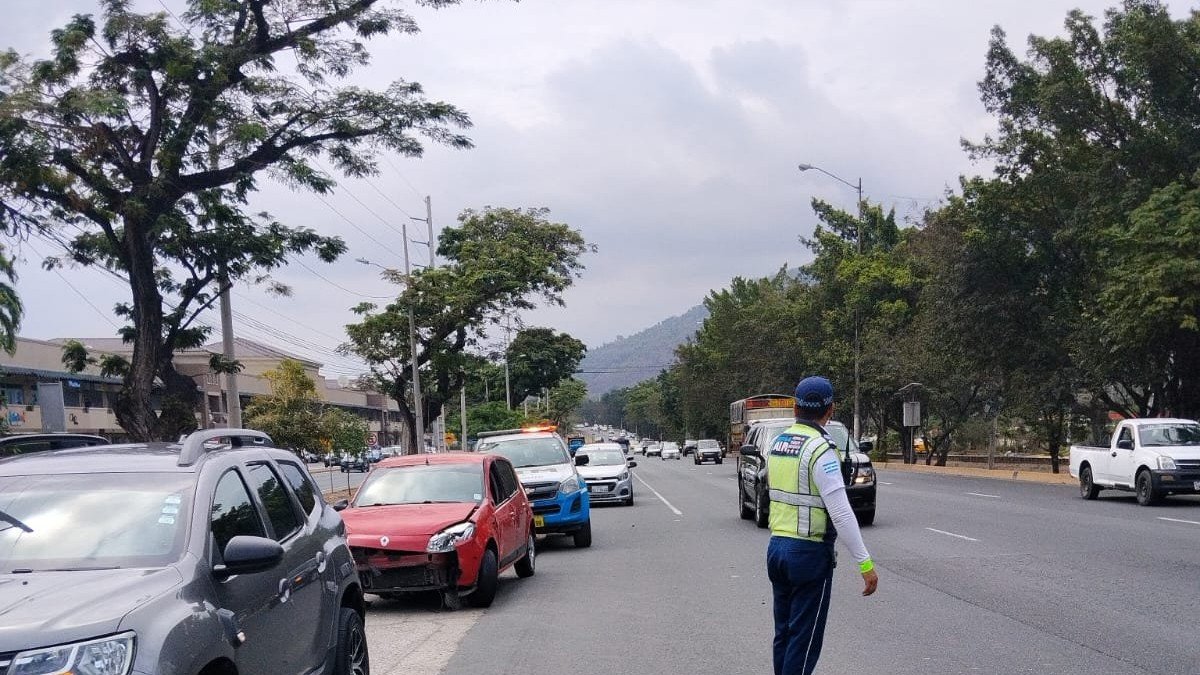 El volcamiento de los vehículos ocurrió a la altura de un centro comercial en esta vía de ingreso a Guayaquil.