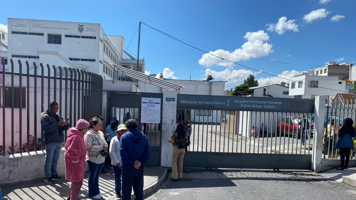 En el Hospital Pablo Arturo Suárez, en la calle Ludeña, norte de Quito.