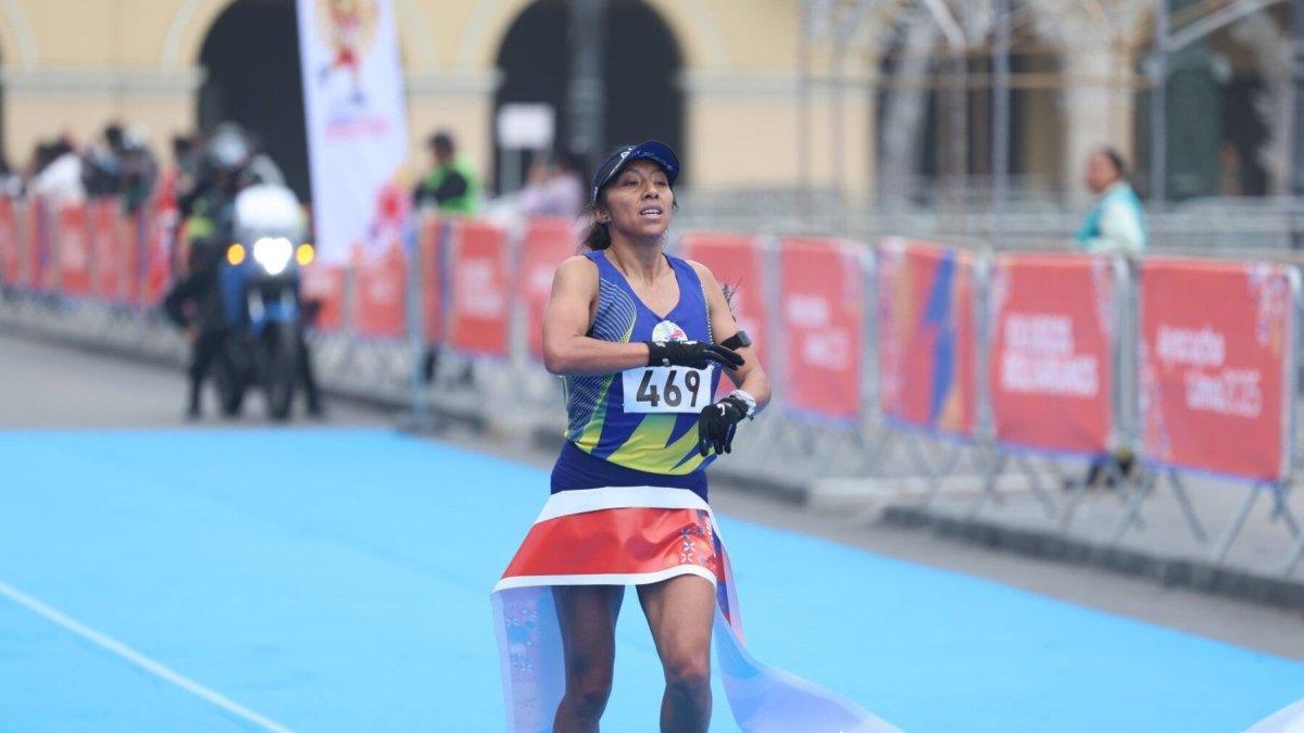 Silvia Ortiz, maratonista ecuatoriana que ganó el oro en los Juegos Bolivarianos 2025.