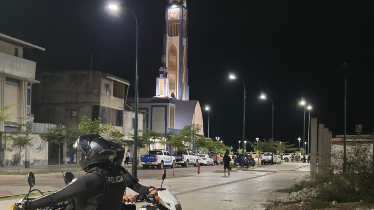 En la misa de reinauguración de la iglesia Templo Faro de Puerto Bolívar participaba el alcalde de Machala.