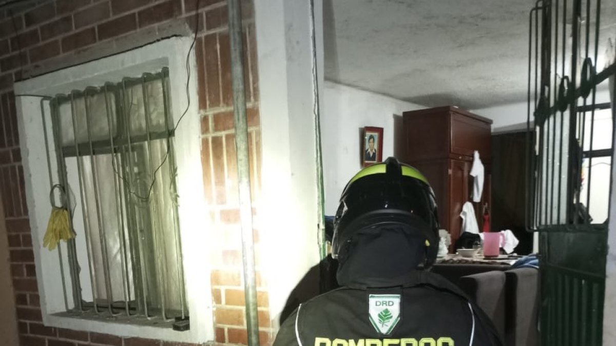 Vivienda afectada en sur de Quito tras rápida deflagración; cuatro trasladados a hospital.