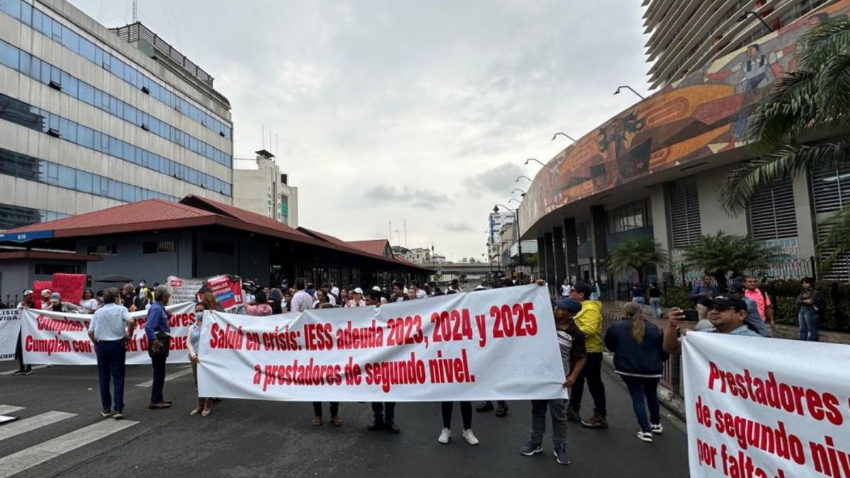 Prestadores de salud advierten suspensión de servicios por falta de pagos del IESS