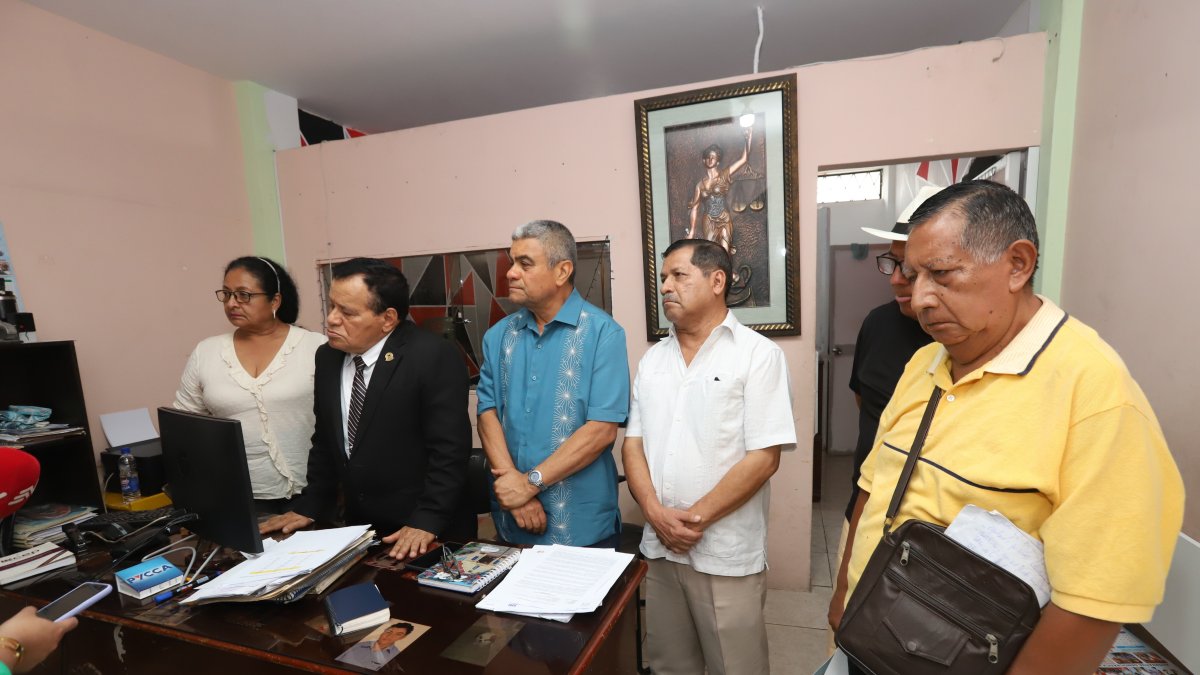 El abogado Jorge Iturburu (segundo de izquierda a derecha) junto a adultos mayores que asistieron a la primera audiencia por atraso en la devolución del IVA.