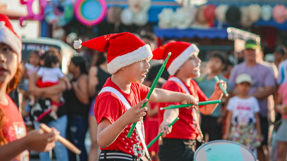 El desfile navideño que hubo en General Villamil en diciembre de 2024 para atraer turistas.