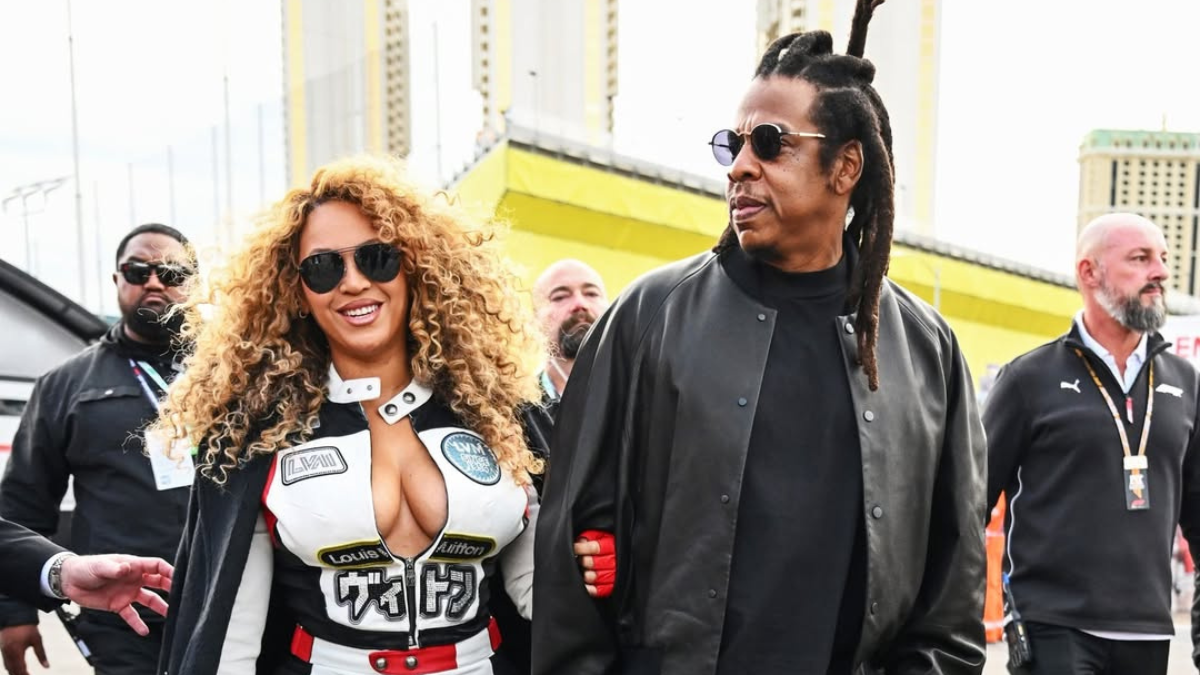 Beyoncé, acompañada por Jay-Z, entró pisando fuerte en el Grand Prix de Las Vegas. Y desató comentarios por sus trajes...