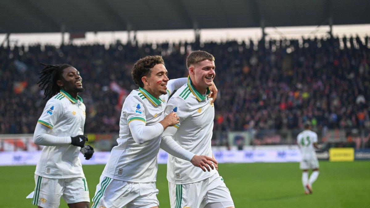 Evan Ferguson celebrando el segundo gol de la Roma en la victoria 1-3 ante el Cremonese de Jeremy Sarmiento.