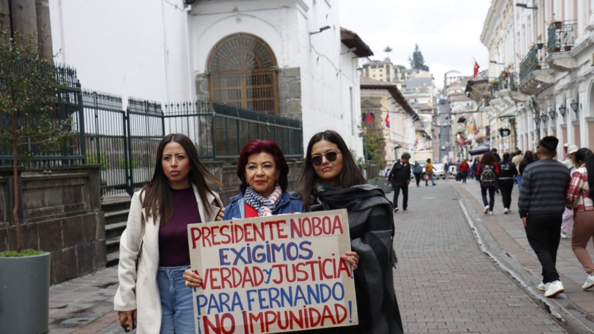 Amanda Villavicencio, hija de Fernando Villavicencio, entregó este 24 de noviembre de 2025 una carta al presidente Daniel Noboa.