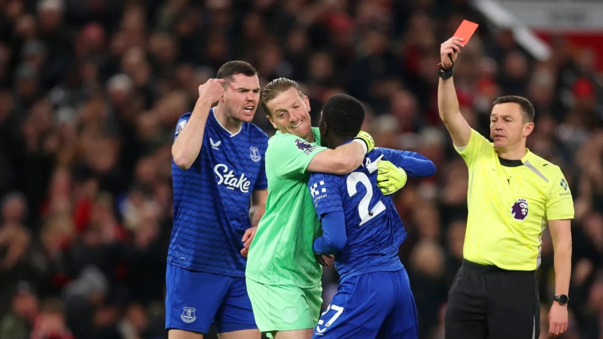 El 27 del Everton, Gana Gueye, fue expulsado luego de agredir a su compañero de equipo, Michael Keane.