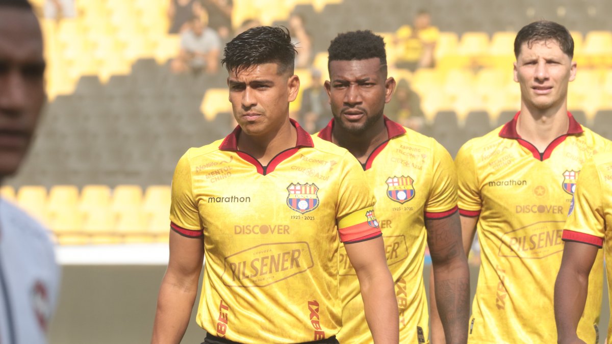 Arreaga, Vallecilla y Campi de Barcelona luego del empate 2-2 ante Liga de Quito.