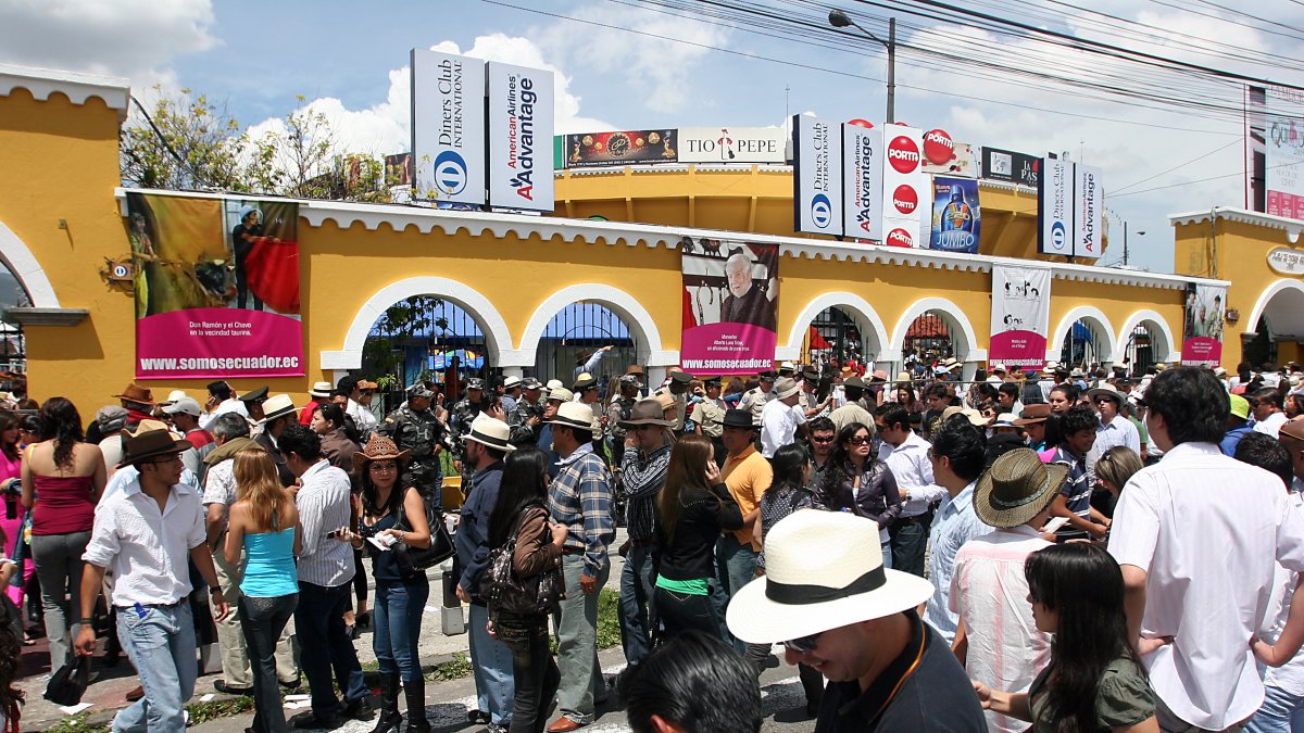 Antes de la prohibición, la Plaza de Toros era el corazón de las Fiestas de Quito, con largas filas de aficionados esperando cada tarde taurina.