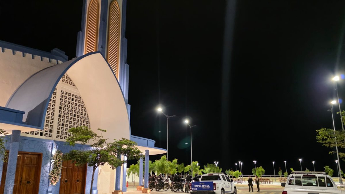 Policía respondió al ataque armado desde tres lanches en Puerto Bolívar. El objetivo era un grupo de 30 personas que pasea y libaba en el malecón.