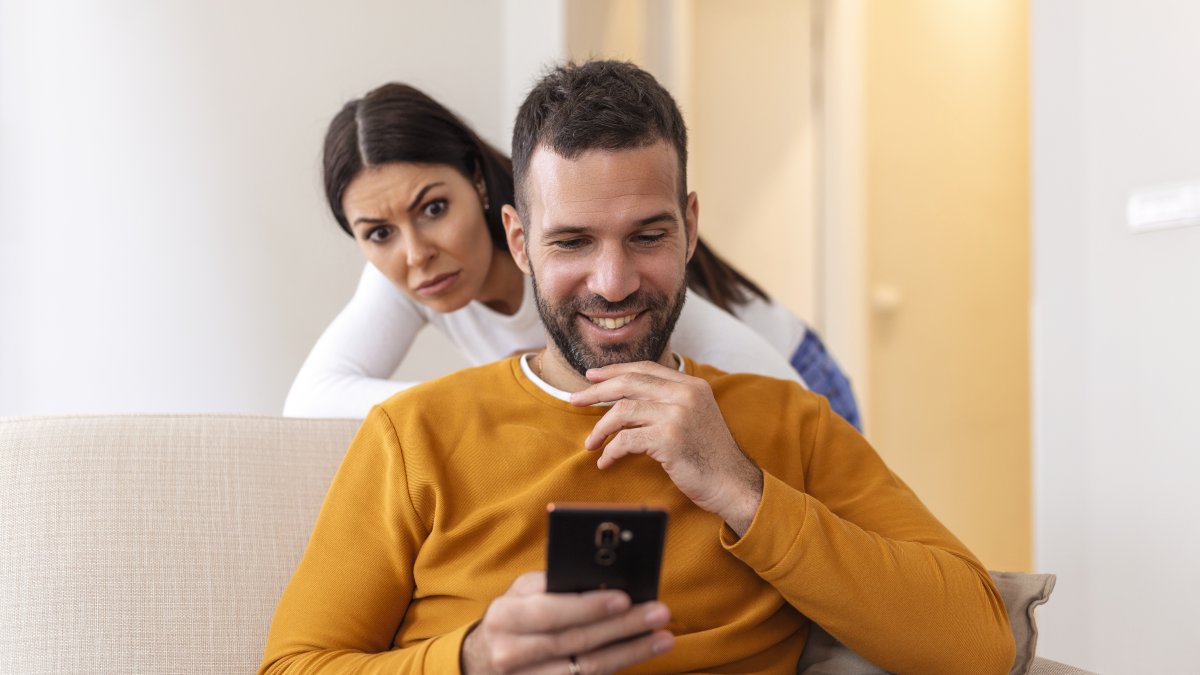 La infidelidad tiene múltiples causas. Hablamos con un sexólogo para entender el papel de la validación externa, la baja autoestima y la impulsividad