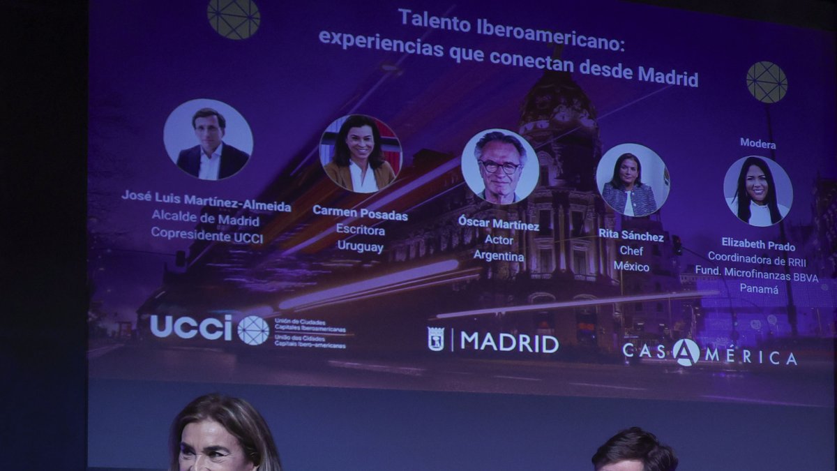 El alcalde de Madrid, José Luis Martínez ALmeida (d) junto a la escritora uruguaya, Carmen Posadas, durante el conversatorio Talento Iberoamericano.