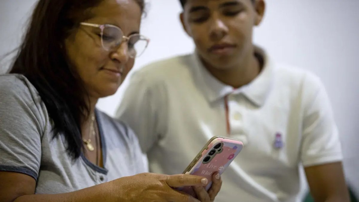 Una persona que maneja un seguro que es virtual.