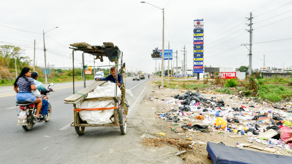 Hecho. Hay varios microbasurales en medio de vías transitadas.