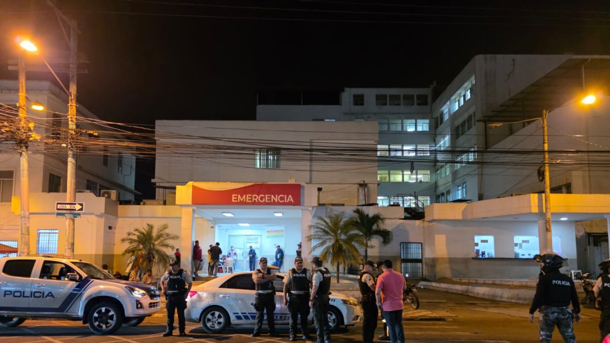 Agentes policiales custodian el área donde ocurrió el ataque armado frente al Hospital Teófilo Dávila, en Machala.