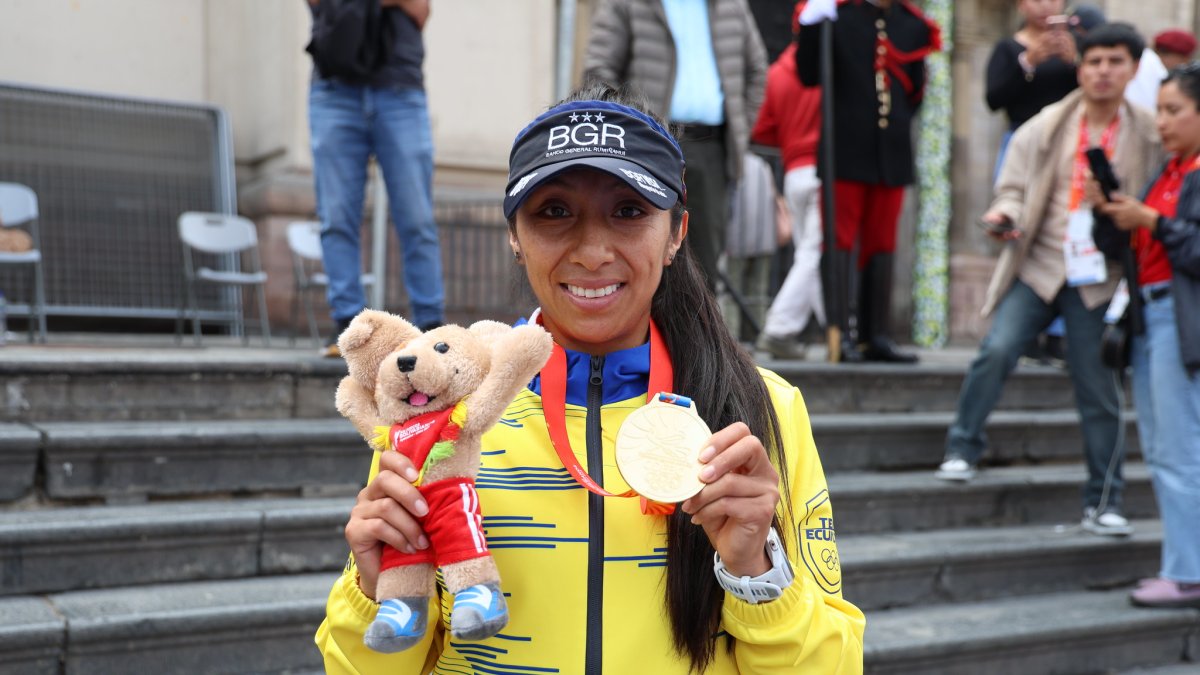La tricolor Silvia Ortiz con la medalla de oro que ganó en los Juegos Bolivarianos Ayacucho-Lima 2025.