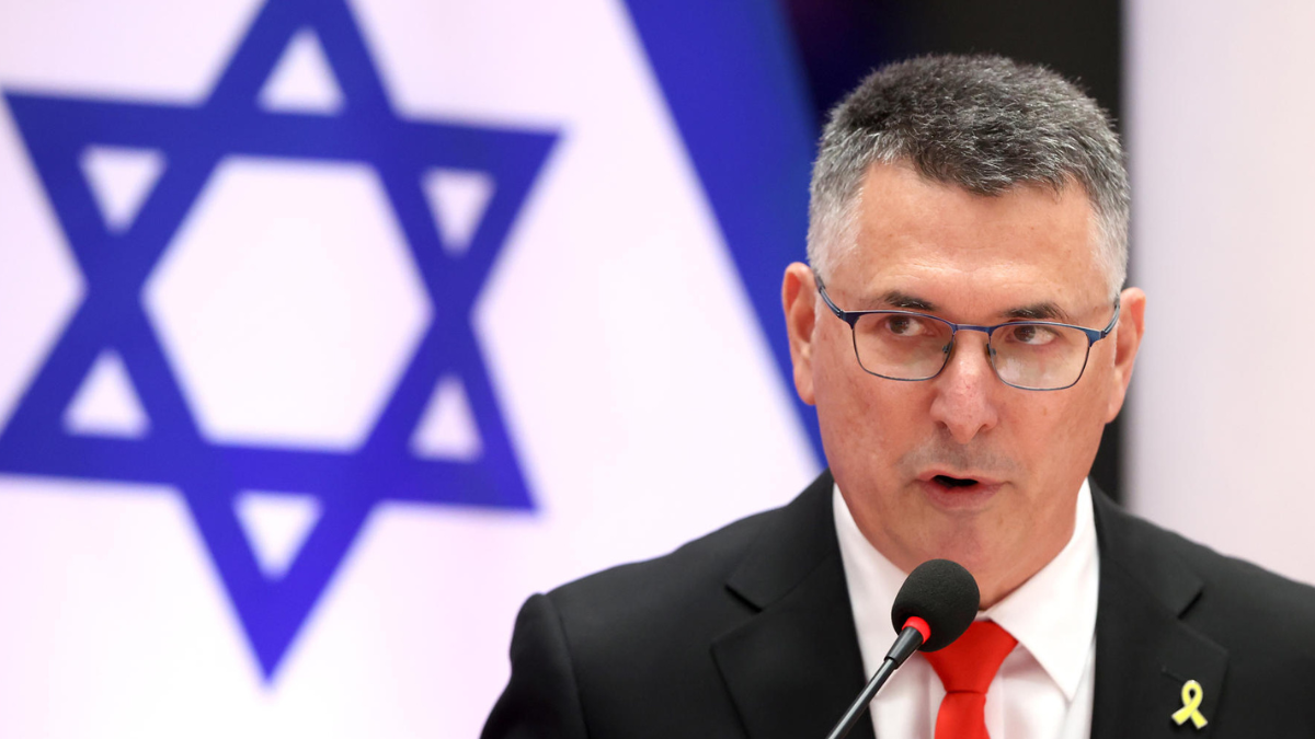 El canciller israelí Gideon Saar ofrece una declaración este lunes en la sede de la Cancillería paraguaya, en Asunción.